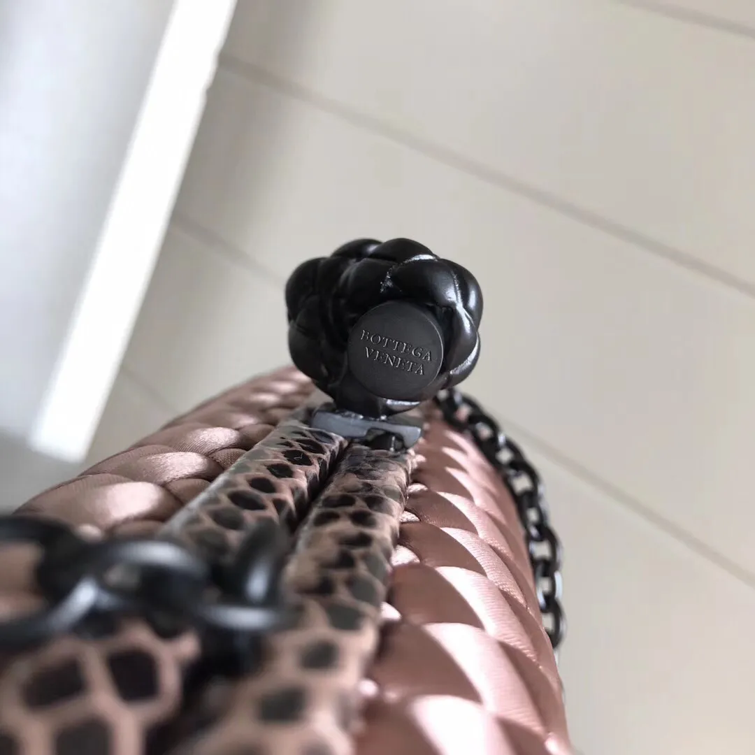 The latest and most popular Knot clutch from the 8651 counter is made of exquisite Japanese silk fabric with snakeskin piping. It looks elegant when worn cross-body or in the hand. It can also be carried by petite girls and can hold 2 iPhone X phones. Size: 20cm*12cm